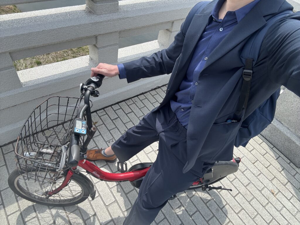 自転車に乗っています。